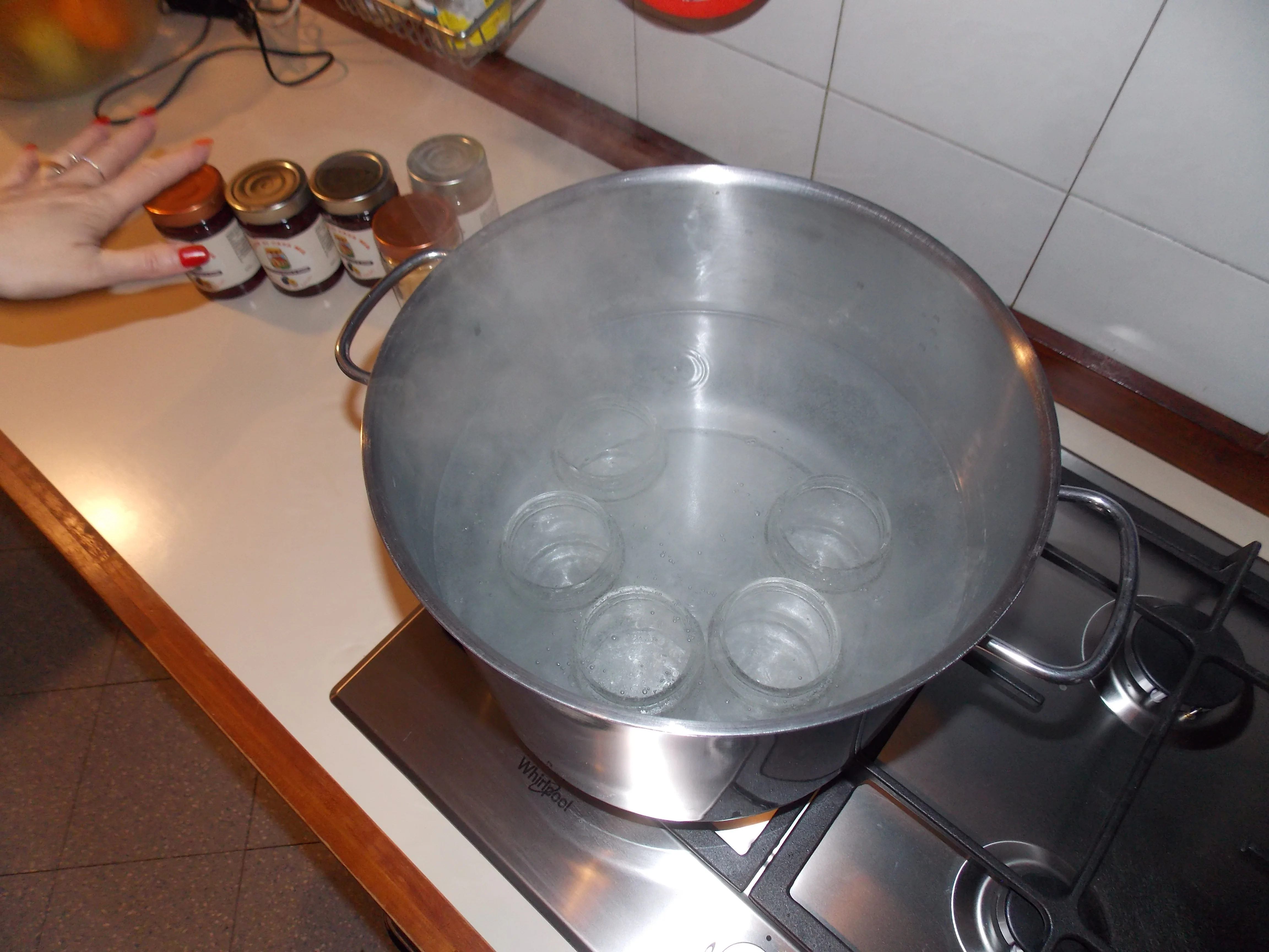 Preparazione artigianale confetture in cucina